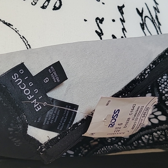 En Focus Studio dress - Picture 3 of 3